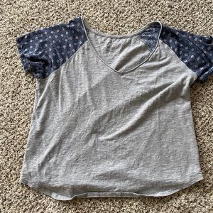 Cute gray shirt with details on the shoulders